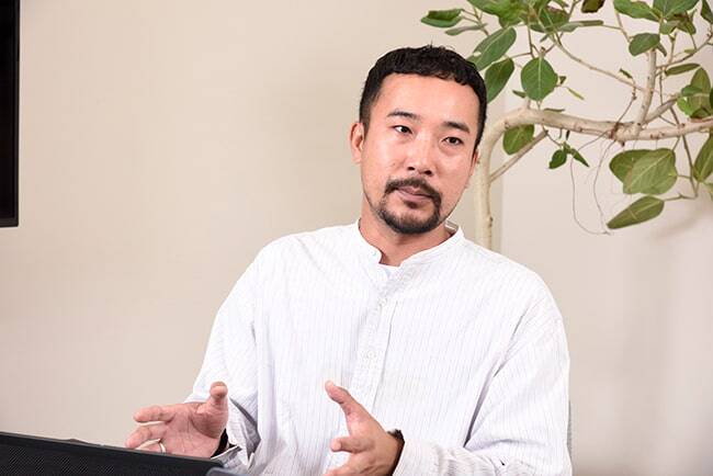 【写真】株式会社サザビーリーグ エーアンドエスカンパニー 管理統括部 WEBシステム課 課長の和田雄一郎様がインタビューを受けている