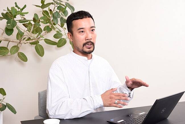 【写真】株式会社サザビーリーグ エーアンドエスカンパニー 管理統括部 WEBシステム課 課長の和田雄一郎様がインタビューを受けている
