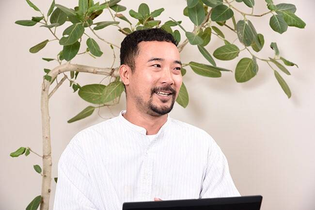 【写真】株式会社サザビーリーグ エーアンドエスカンパニー 管理統括部 WEBシステム課 課長の和田雄一郎様がインタビューを受けている