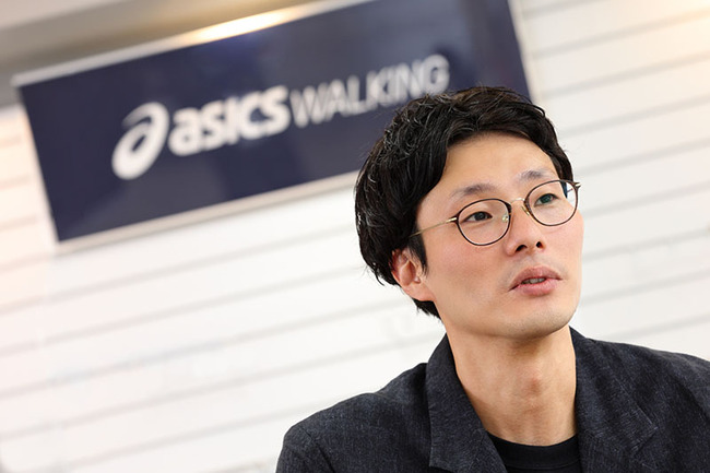 【写真】アシックス商事株式会社 国内事業統括部 DTC販売本部 デジタル戦略部 ECセールスチーム マネジャー 花原毅彦様