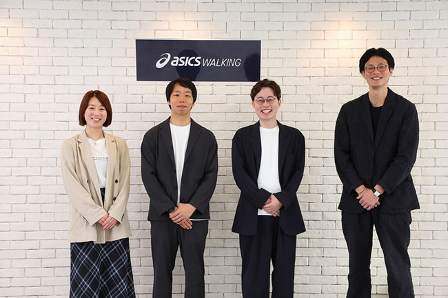 【写真】ASICS WALKING様へのマーケティングコンサルティング プロジェクトメンバー（左からRepro株式会社 横瀬南帆、藤原吉宏、吉池彰高）とアシックス商事株式会社 花原毅彦様