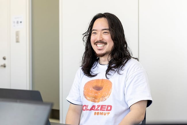 【写真】株式会社メドレー 医療プラットフォーム本部 メディア事業推進室 ラルーン事業推進グループ 木村様がインタビューを受けている