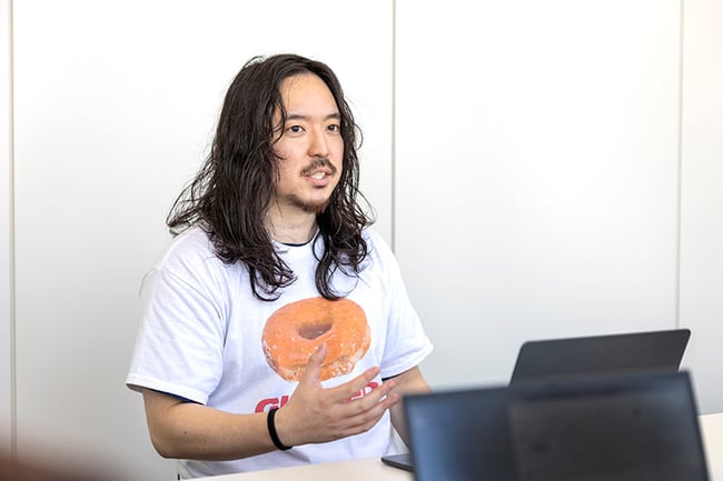 【写真】株式会社メドレー 医療プラットフォーム本部 メディア事業推進室 ラルーン事業推進グループ 木村様がインタビューを受けている