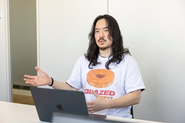 【写真】株式会社メドレー 医療プラットフォーム本部 メディア事業推進室 ラルーン事業推進グループ 木村様がインタビューを受けている
