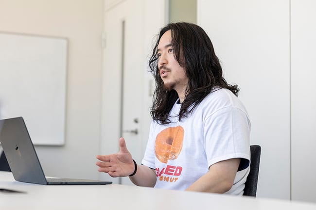【写真】株式会社メドレー 医療プラットフォーム本部 メディア事業推進室 ラルーン事業推進グループ 木村様がインタビューを受けている