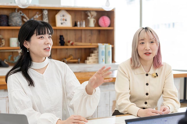 【写真】GMOペパボ株式会社 minne事業部 マーケットチーム 角田亜也子様、長島奈槻様がインタビューを受けている