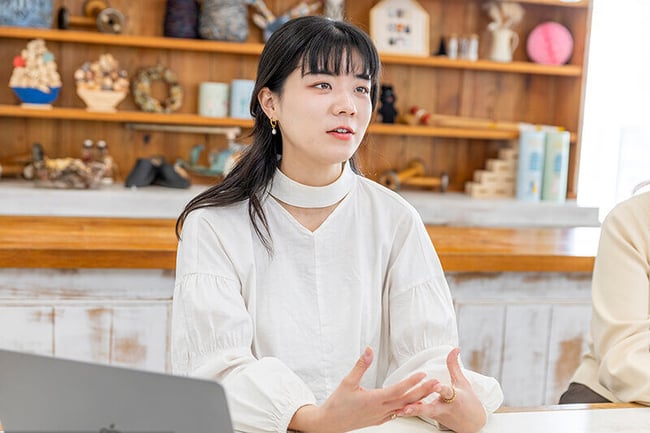 【写真】GMOペパボ株式会社 minne事業部 マーケットチーム長島奈槻様がインタビューを受けている