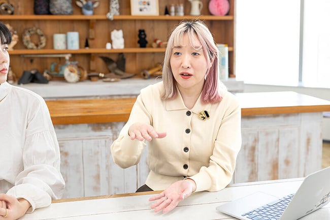 【写真】GMOペパボ株式会社 minne事業部 マーケットチーム 角田亜也子様がインタビューを受けている