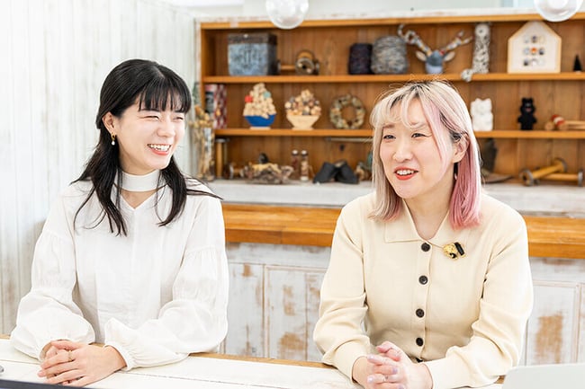 【写真】GMOペパボ株式会社 minne事業部 マーケットチーム 角田亜也子様、長島奈槻様がインタビューを受けている