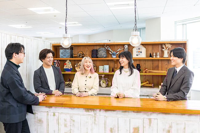 【写真】Repro株式会社 大塚勇士、嶋颯太郎、河村 怜亮、GMOペパボ株式会社 角田亜也子様、長島奈槻様の談笑風景