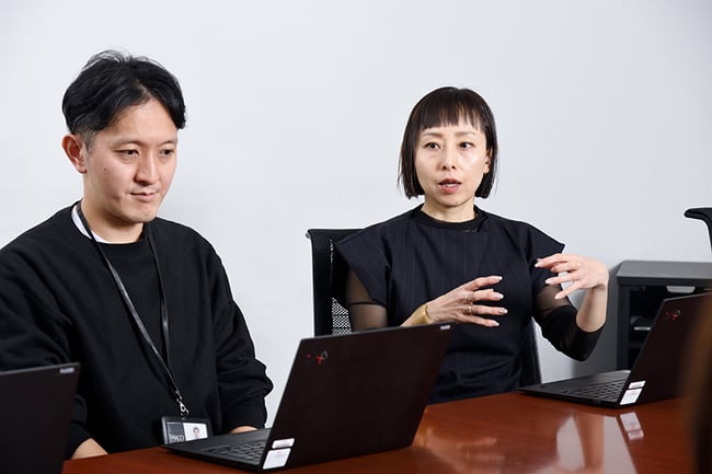 【写真】GMOペパボ株式会社 minne事業部 マーケットチーム 角田亜也子様、長島奈槻様がインタビューを受けている