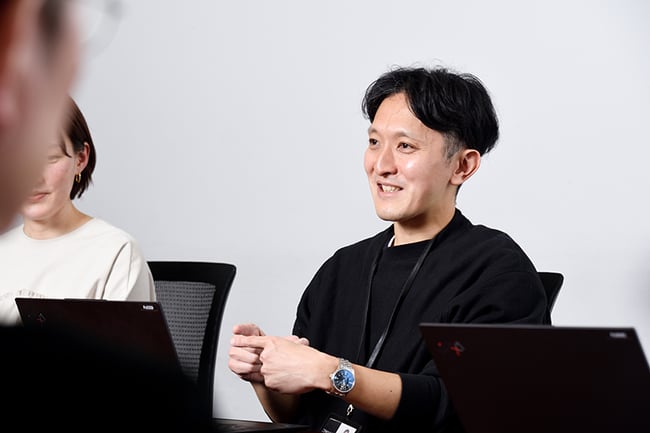 【写真】株式会社パルコ 顧客政策部 政策チーム 高森敦史様がインタビューを受けている