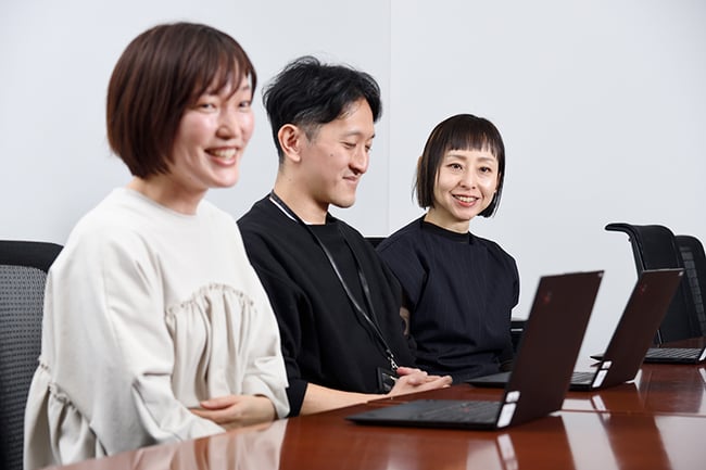 【写真】株式会社パルコ 顧客政策部 部長の安藤彩子様、政策チームの高森敦史様、大木理恵様がインタビューを受けている