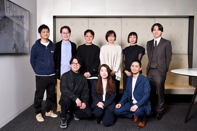 【写真】株式会社パルコ 顧客政策部 部長の安藤彩子様、政策チームの高森敦史様、大木理恵様とReproの支援メンバーの集合写真