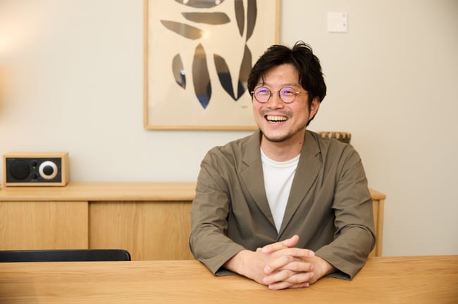 【写真】株式会社Flavor 代表取締役 山本哲也様がインタビューを受けている