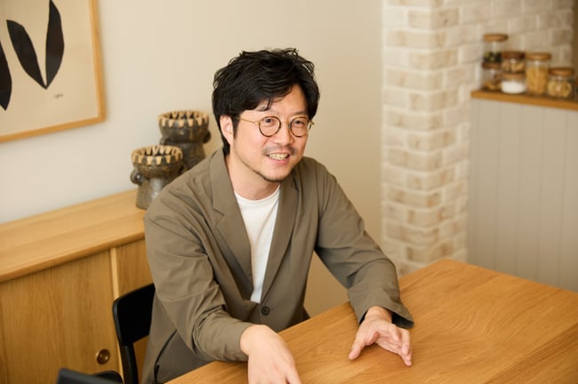 【写真】株式会社Flavor 代表取締役 山本哲也様がインタビューを受けている