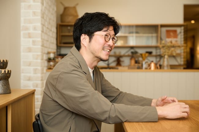 【写真】株式会社Flavor 代表取締役 山本哲也様がインタビューを受けている