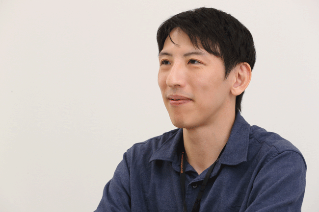 【写真】島村楽器株式会社 甲斐悠介様がインタビューを受けている