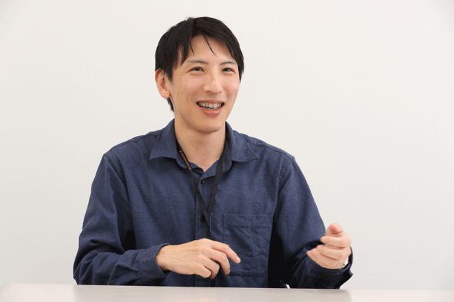 【写真】島村楽器株式会社 甲斐悠介様がインタビューを受けている