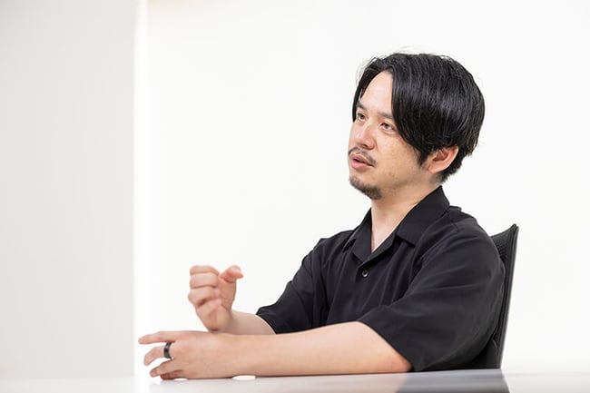 【写真】株式会社アイスリーデザイン 吉澤和之氏のインタビューカット