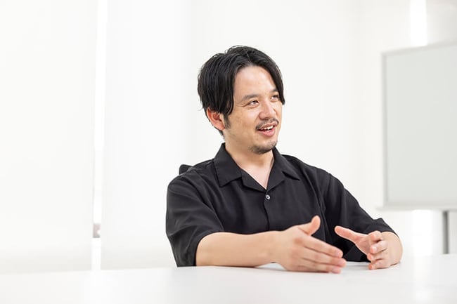 【写真】株式会社アイスリーデザイン 吉澤和之氏のインタビューカット