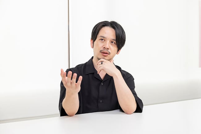 【写真】株式会社アイスリーデザイン 吉澤和之氏のインタビューカット