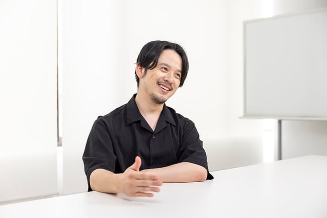 【写真】株式会社アイスリーデザイン 吉澤和之氏のインタビューカット